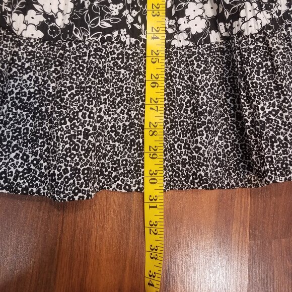 Ladies' Susan Graver Black and White Tiered Crinkle Skirt, Size L, EUC - Picture 9 of 9